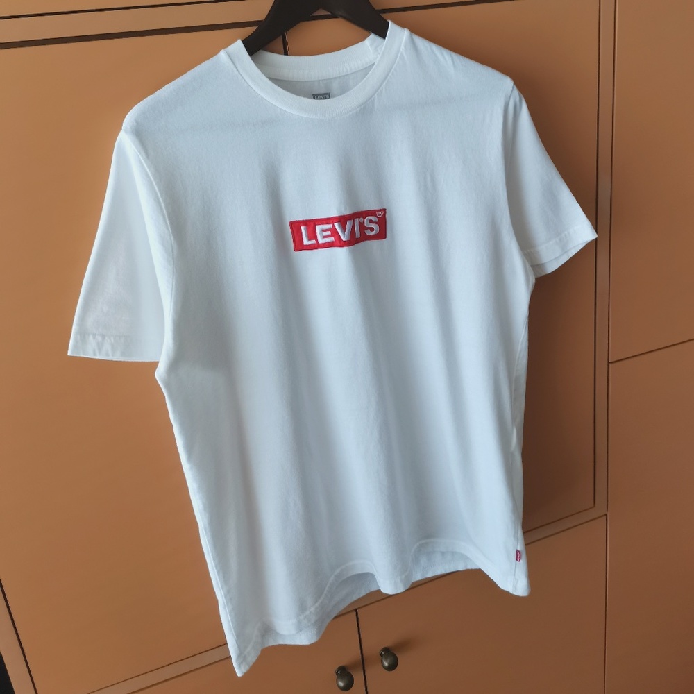 LEVI’S® CHEST BOXTAB LOGO TEE SHIRT - (M) - Picture 4 of 10